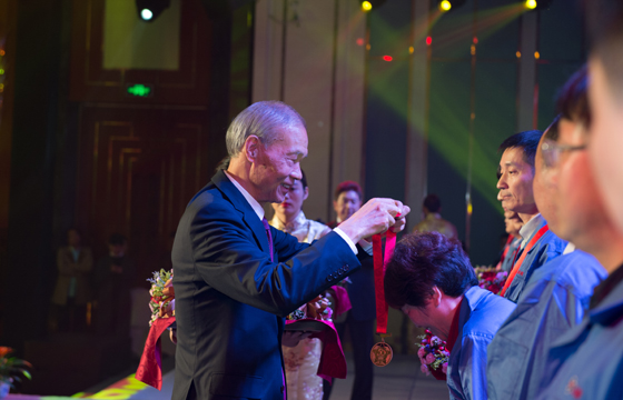 十大功勋员工、十大优良员工颁奖、给董事长送礼物杰出瞬间