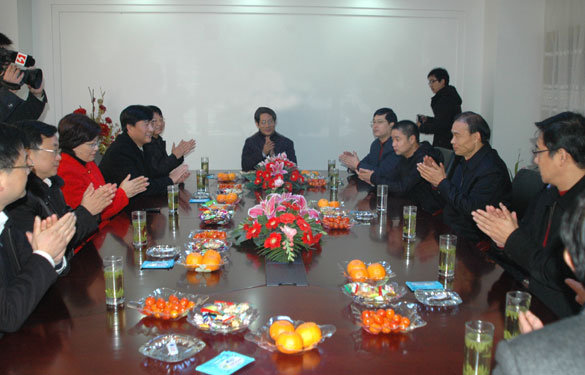 溧阳市委书记韩立明、市长盛建良一行来Z6尊龙凯时集团走访慰问