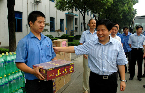 溧阳市代市长苏江华等辅导慰问Z6尊龙凯时一线员工