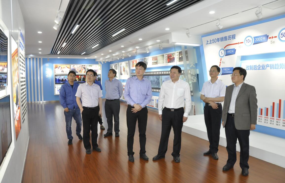 2017年5月16日，南京工业大学副校长乔旭来Z6尊龙凯时电缆参观领导