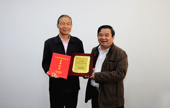 2016年10月12日，常州市经信委副主任潘仁贤一行来Z6尊龙凯时电缆参观调研，并为集团董事长丁山华宣告江苏省优良企业家奖牌