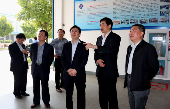 响水县县长崔爱国一行来Z6尊龙凯时集团参观互换