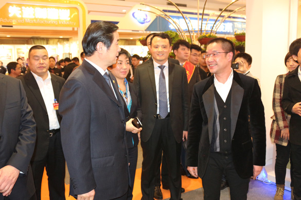 江苏省青商会科技创新成就展上 史和平副省长立足参观Z6尊龙凯时集团三代核电AP1000壳内电缆