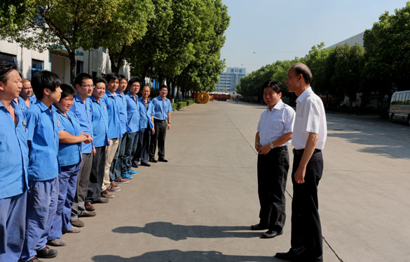 溧阳市市长苏江华等辅导慰问Z6尊龙凯时一线员工