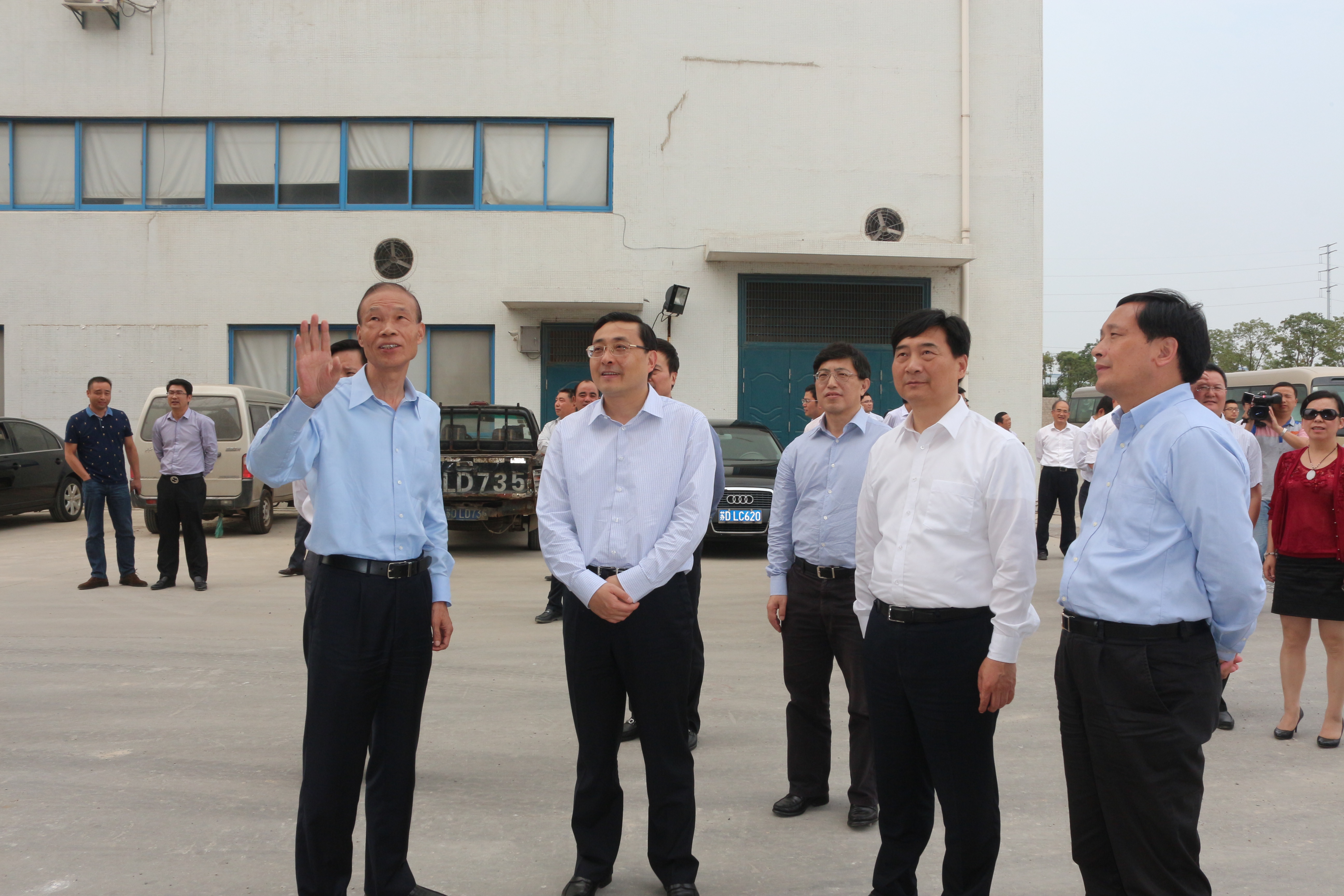 10月10日，常州市市长费高云一行来Z6尊龙凯时电缆督查西厂区三期工程建设情况