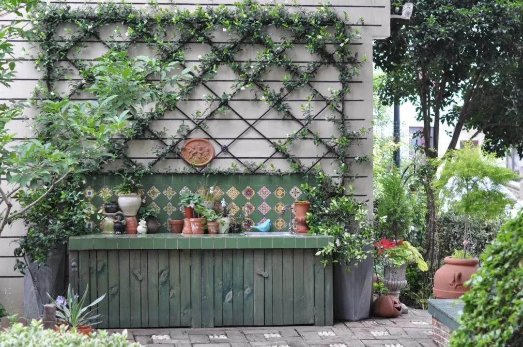 在昔时西施采花的地方，她用3年暴改房前屋后，把家何在了没有围墙的花园里